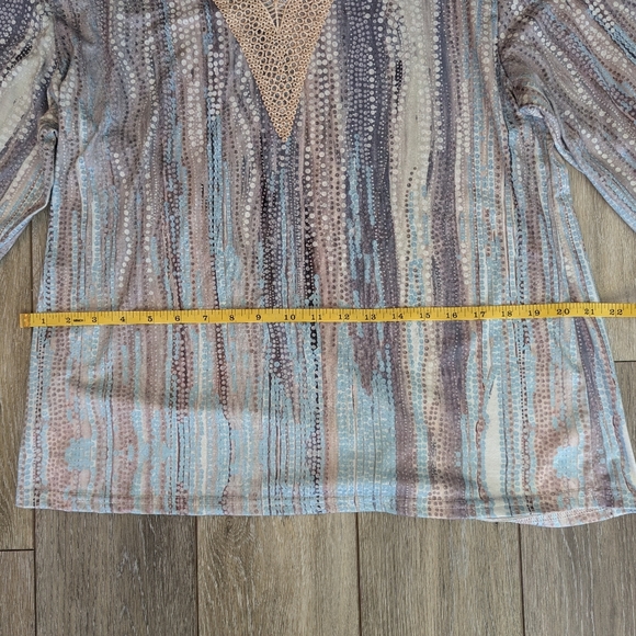 Women's Multicolor V-Neck Top - Picture 4 of 7